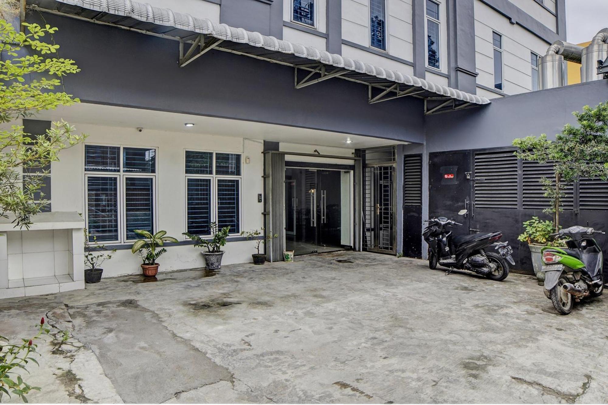 Spot On 92822 Finest House Near Amplas Bus Terminal Medan Exterior foto