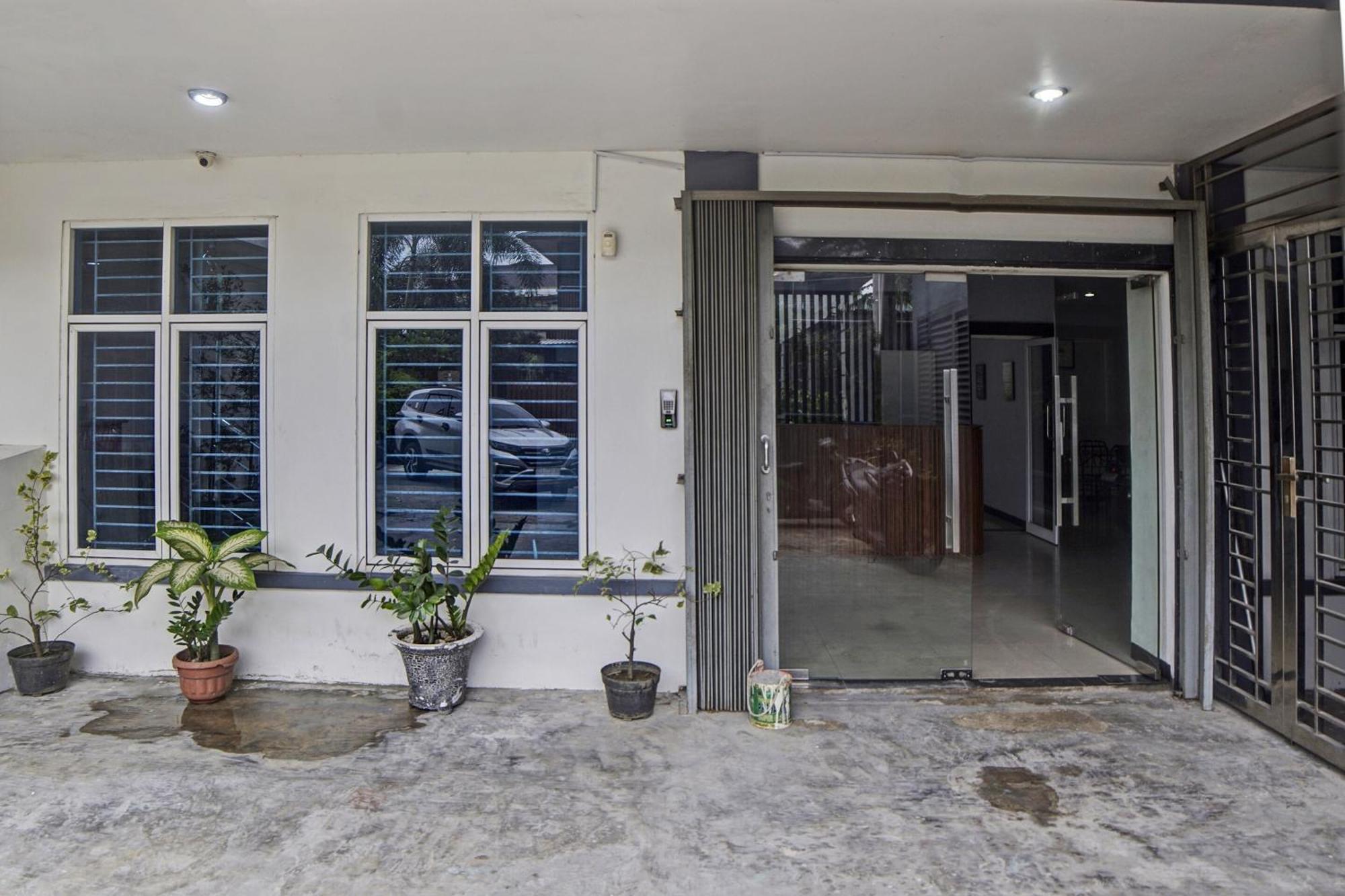 Spot On 92822 Finest House Near Amplas Bus Terminal Medan Exterior foto